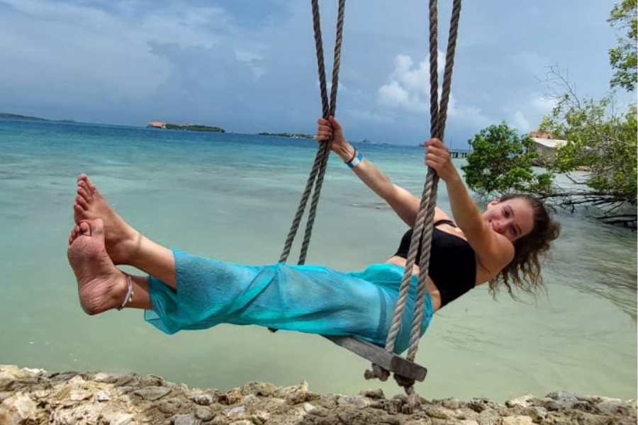 Lisa D in Colombia op een schommel aan het water