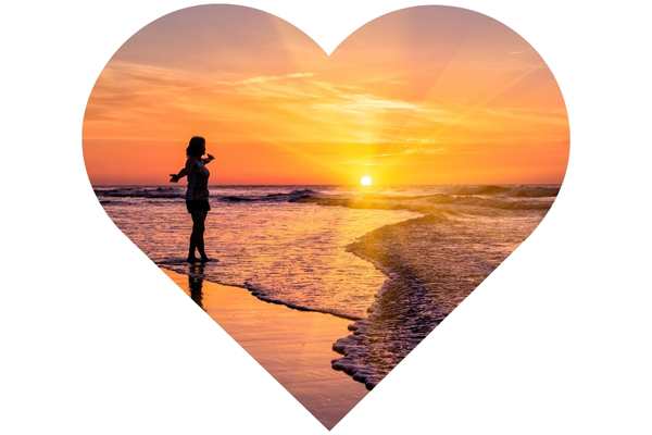 Vrouw alleen op het strand, genietend van een prachtige zonsondergang