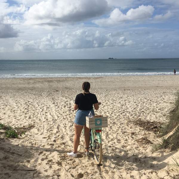 Lisa alleen op het strand met de fiets