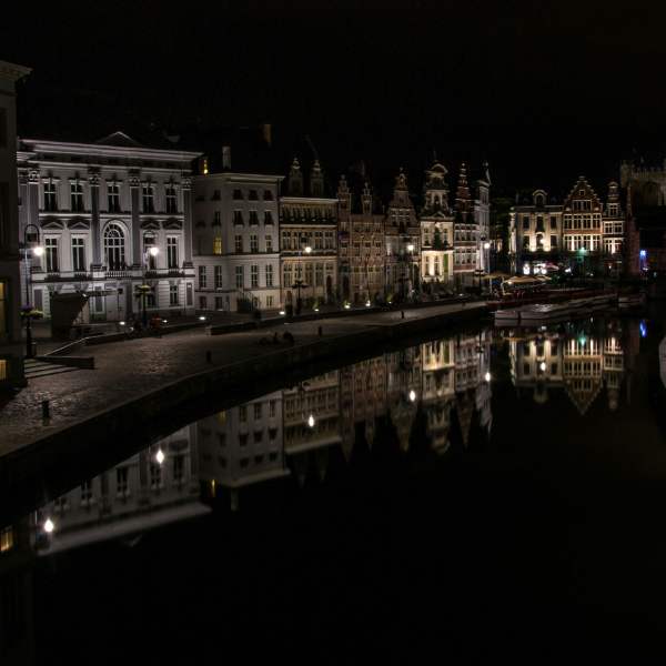 Gent op een donkere winteravond