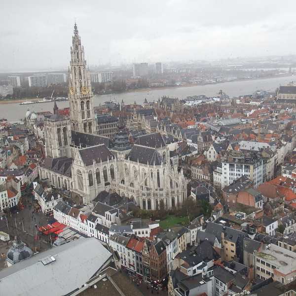 Somber weer in Antwerpen, gezien vanuit de Boerentoren