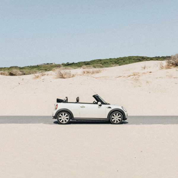 Een cabrio mini op het strand